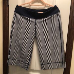 Lululemon Clam Diggers Size 10